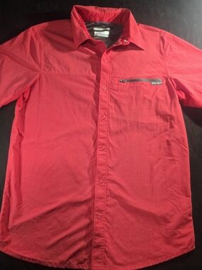Columbia Red Short-Sleeve Casual Button-Down with Zip Chest Pocket